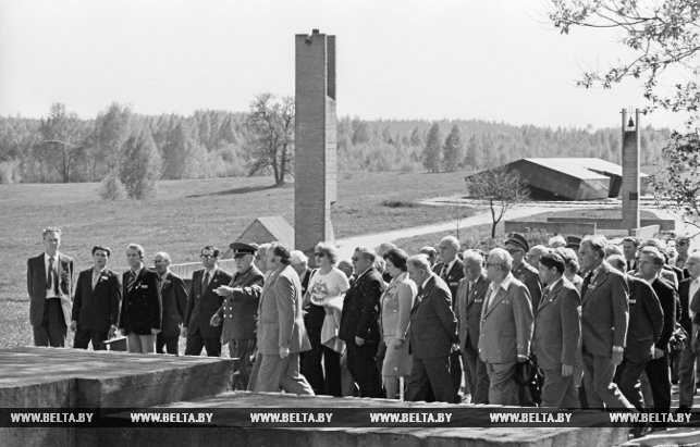 Участники конгресса VIII международного конгресса федерации борцов сопротивления посещают мемориальный комплекс "Хатынь". 22 мая 1978 года