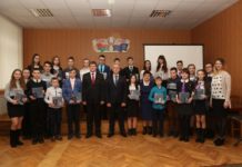 В Лельчицах торжественно вручили паспорта юным жителям района