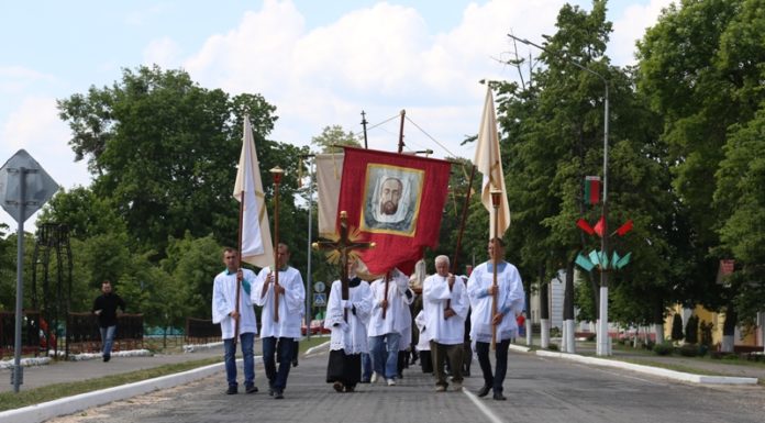 У Лельчыцах адбылася Эўхарыстычная працэсія са Святымі Дарамі