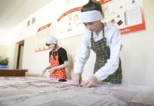 Семь раз отмерь, один раз отрежь — этому правилу следуют ребята гимназии, которые посещают трудовой лагерь