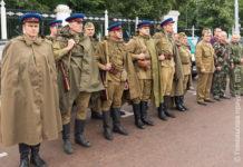 Ретро-автомобили, мотоциклы, броневик и люди в военной форме: автопробег в Ветку и Добруш