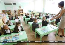 На подготовку школ и детсадов Гомельской области в этом году направлено в 2,5 раза больше средств школьники, учительница, школа, первоклассники