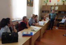 Спасатели беседуют с учителями