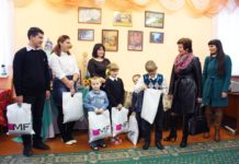 Женщины-руководители вручили подарки воспитанникам приюта