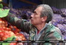 РЕПОРТАЖ: Горы сеток с картошкой, капустой и морковкой громоздятся у торговой точки Лельчицкого райпо в Минске картофель, овощи