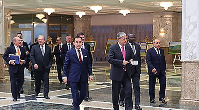 Участники встречи во Дворце Независимости