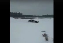 Дрифт на водоеме под Мозырем: иномарка ушла под лед