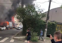 В Бразилии самолет упал на жилые дома