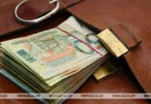 В Гомеле кондуктор поставил на кон выручку от продажи проездных деньги, валюта