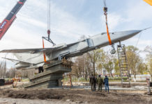 Самолет Су-24 устанавливают на постамент возле технического университета