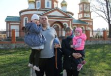 Многодетная семья Евгения и Татьяны Жабаровских из Лельчиц идёт по жизни с верой