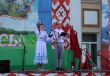 В Лельчицах начался вечерний праздничный концерт