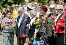 Спасибо, дед, за 75 мирных лет. На Аллее Героев в Гомеле состоялся торжественный митинг-реквием