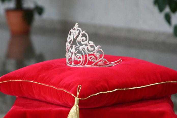 Мисс, корона, коронация