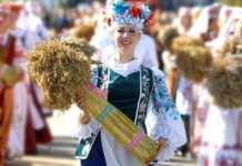 Дожинки, девушка, колосы