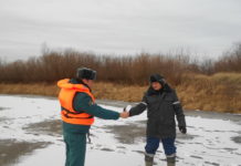 МЧС предупреждают, рыбачить на льду ещё рано