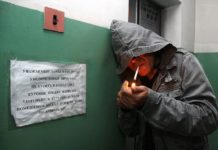 Лельчицкий ЦГЭ напомнил где можно курить, а где нельзя курение, общественные места, подъезд