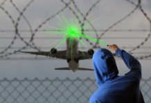 Никогда не направляйте луч лазерной указки в направлении самолета, поезда, автомобиля или на граждан самолёт