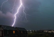 Молния стала причиной пожара в частном доме в Лельчицком районе гроза, молния, дом