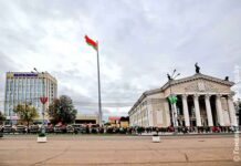 В Гомеле на новый 60-метровый флагшток торжественно подняли государственный флаг Беларуси флаг