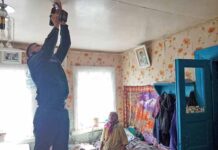 Сотрудники Лельчицкого районного отдела по ЧС установили пенсионерам пожарные извещатели РОЧС,пенсионеры