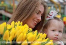 Соловей: важно поддерживать традиционные семейные ценности, материнство и детство Женщина, ребенок, весна
