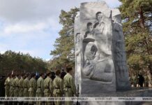 Об этом нельзя забывать — узников лагерей смерти почтили у мемориального комплекса в Озаричах
