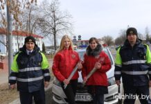 Цветы для автоледи от активистов БРСМ и мужчин в форме