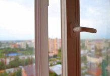 В Мозыре из окна восьмого этажа выпал ребенок