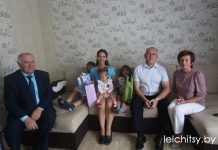 Председатель райисполкома Сергей Косинский вручил портфель будущему первокласснику