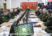 Лукашенко: мы не бряцаем оружием, но если кто-то к нам с ружьем придет, нам есть чем ответить