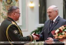 Белорусы точно знают: все в наших руках. Лукашенко вручил государственные награды заслуженным деятелям