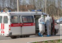 В Гомеле неизвестный разбросал шипы у здания ГАИ. Из-за этого колеса повредили три машины скорой помощи