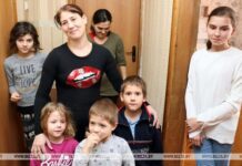 Подарки от Президента Беларуси передали получившим приют в Гомельской области семьям украинцев