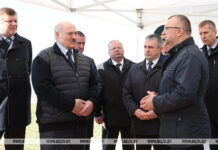 Поездку в Чечерск Лукашенко начал с ознакомления с ситуацией в сельском хозяйстве
