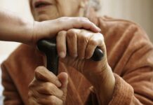 В феврале в Беларуси вырастет пособие по уходу за пожилым человеком старше 80 лет или инвалидом I группы