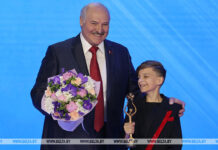 Лукашенко вручил Гран-при детского конкурса «Славянского базара» белорусу Елисею Касичу