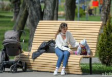 В августе вырастут пособия по уходу за ребенком до трех лет