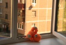 В Мозыре погибла 2-летняя девочка, выпавшая из окна