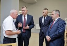 Вчера вице-премьер Юрий Назаров посетил «Гомельдрев» и ознакомился с положением дел на предприятии в условиях санкций