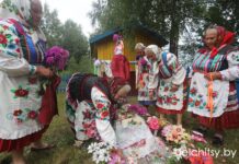 Видео. Традиция поклонения «каменной девочке» в Данилевичах Лельчицкого района