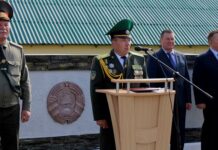Полковник Олег Эйбатов простился с Боевым Знаменем войсковой части 1257
