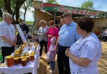 Видео. Медовый праздник: Всемирный день пчёл отмечают в Лельчицком районе