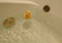 В Светлогорске две малышки едва не утонули в ванне ванна, вода
