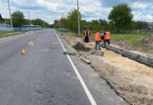 В Буда-Софиевке устанавливают новую автобусную остановку