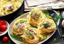 Макароны-«гнезда» с фаршем под сметанным соусом