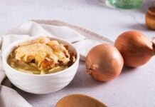 Гренки, сыр и ароматный бульон: рецепт французского лукового супа