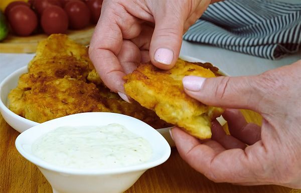 Сытно и вкусно: рецепт хрустящей рыбы в кляре со сметанным соусом
