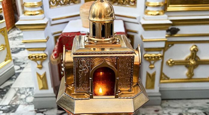 Благодатный огонь от гроба Господня доставят в Беларусь утром 12 апреля