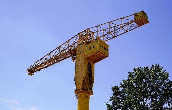 Проведение работ с использованием грузоподъемных кранов требует повышенного внимания!